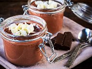 Рецепта Шоколадова панакота със сладкарска сметана и пудра захар